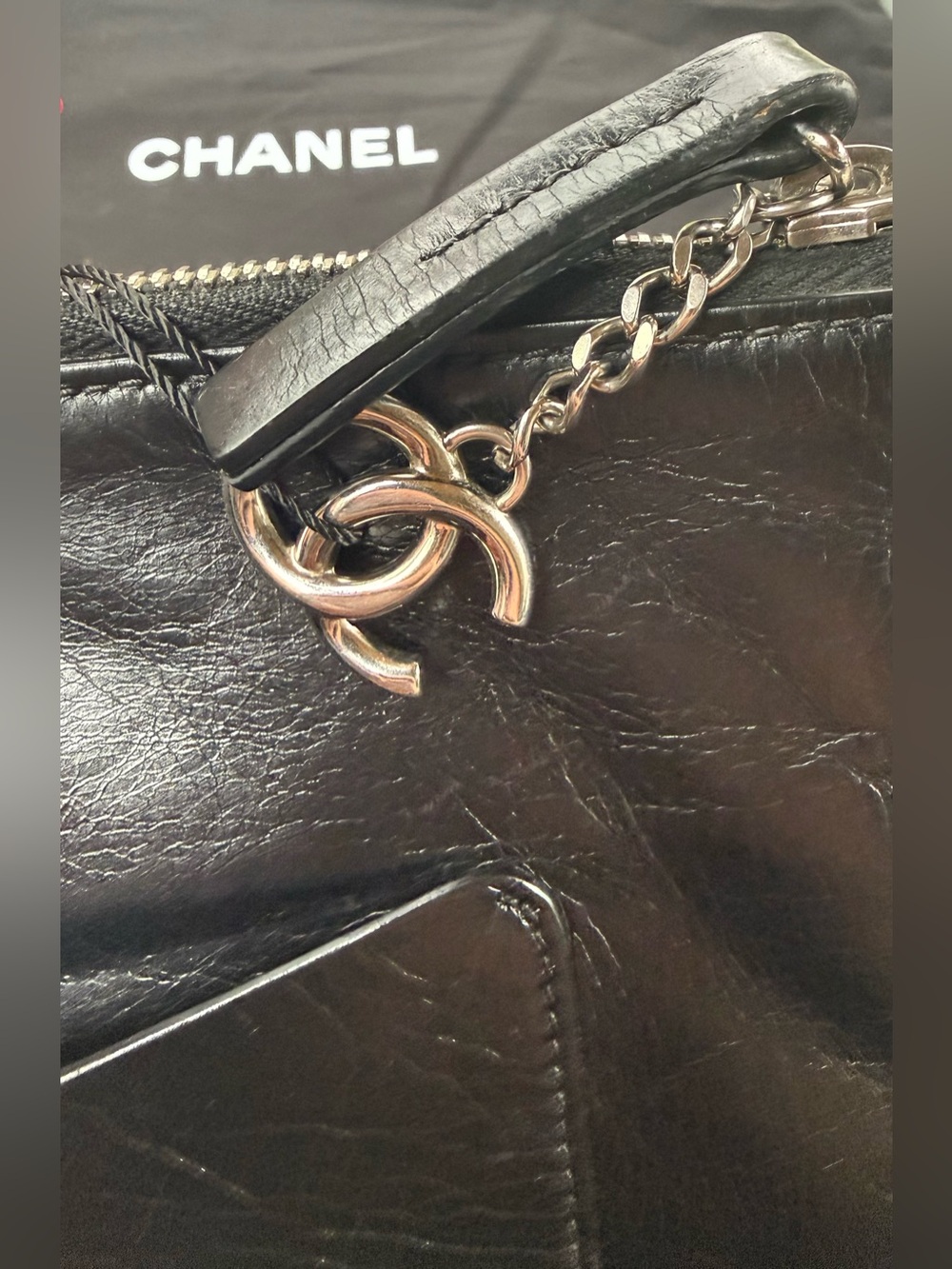 CLEAN. CHANEL Black Leather 'Feministe Mais Feminine' Zip Clutch & COA - Picture 4 of 10